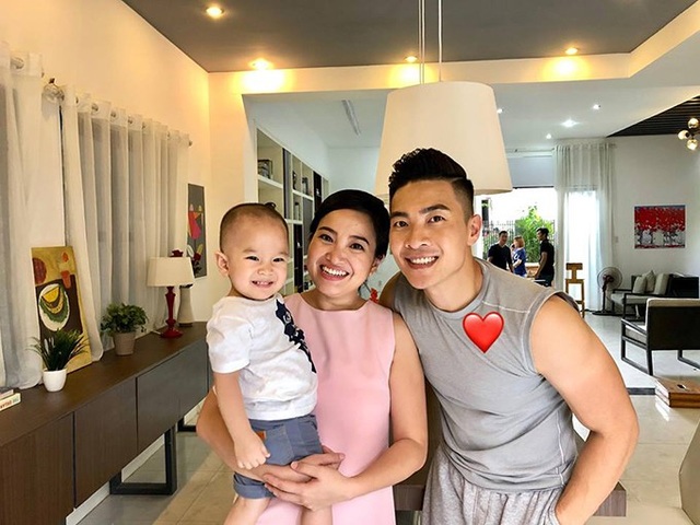 Hoa hậu Thu Ngân khoe con trai; Quốc Cơ hạnh phúc bên vợ con - 2 Sau khoảng thời gian chinh chiến căng thẳng tại cuộc thi Britains got talent 2018. Quốc Cơ đã có thời gian nghỉ ngơi và dành cho vợ con, anh đăng tải hình ảnh hạnh phúc bên gia đình nhỏ và chia sẻ: Sau bao tháng ngày tập trung cho công việc, hôm nay gia đình mình lại bắt đầu trở lại những ngày bình yên. Cuộc sống với vô vàn điều kỳ diệu mà ta đã cảm nhận được. Cảm thấy hạnh phúc trọn vẹn như ngày đầu tiên.