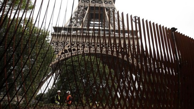 Tranh cãi xung quanh quyết định mặc "áo giáp chống đạn" cho tháp Eiffel - 2 Hàng rào thép xây quanh công trình nổi tiếng (Ảnh: Reuters)