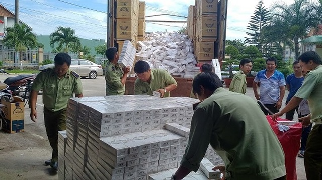 Thuốc lá lậu vẫn "nóng" tại vùng biên - 2 Lực lượng chức năng thu giữ và tiêu huỷ hàng trăm ngàn cây thuốc lá lậu.