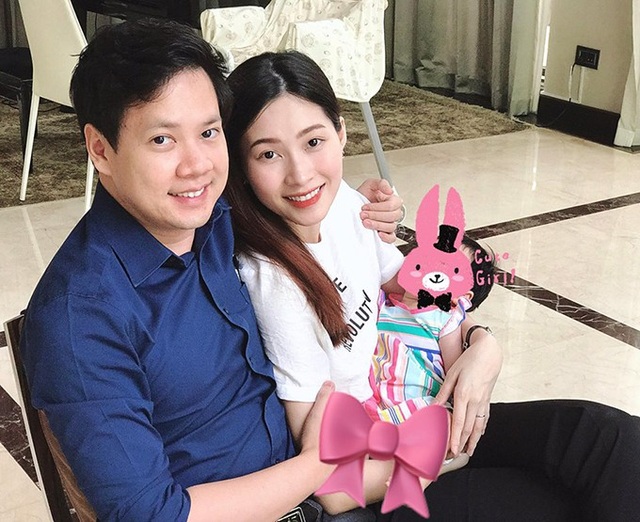 Hoa hậu Thu Ngân khoe con trai; Quốc Cơ hạnh phúc bên vợ con - 11 Hoa hậu Đặng Thu Thảo đăng ảnh cả nhà hạnh phúc để chúc mừng sinh nhật ông xã Tín Nguyễn, tuy nhiên, hai vợ chồng vẫn giấu mặt em bé. Con đầu lòng của hoa hậu Đặng Thu Thảo ở nhà được gọi là Sophie, nay bé đã được 2 tháng 20 ngày tuổi.
