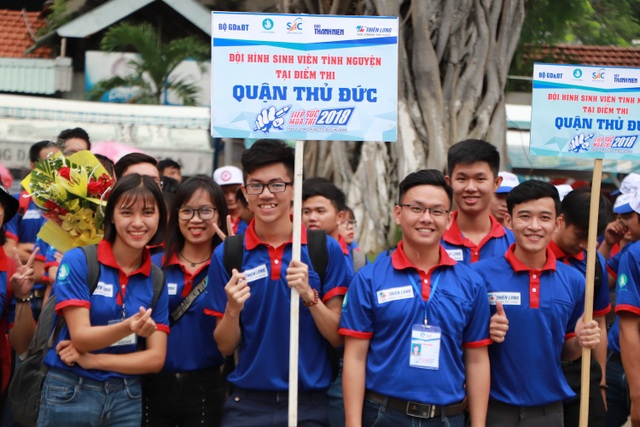 Hơn 8.000 sinh viên tình nguyện hỗ trợ thí sinh dự thi THPT Quốc gia tại TPHCM - 6 Ngay sau lễ ra quân, các đội hình sinh viên tình nguyện sẽ có mặt tại các điểm thi đễ sẵn sàng hỗ trợ thí sinh (ảnh Mai Phương)