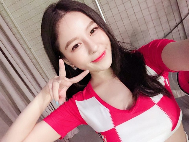 "Hot girl dược sĩ" xác định "một tháng không ngủ đủ giấc" vì World Cup - 2
Trong đội hình 32 cô gái đại diện cho 32 đội bóng tham dự World Cup năm nay, bên cạnh sự góp mặt của các hot girl như Trương Hoàng Mai Anh, Thủy Tiên, Đỗ Linh,... thì Trâm Anh cũng là cái tên được nhắc đến nhiều.