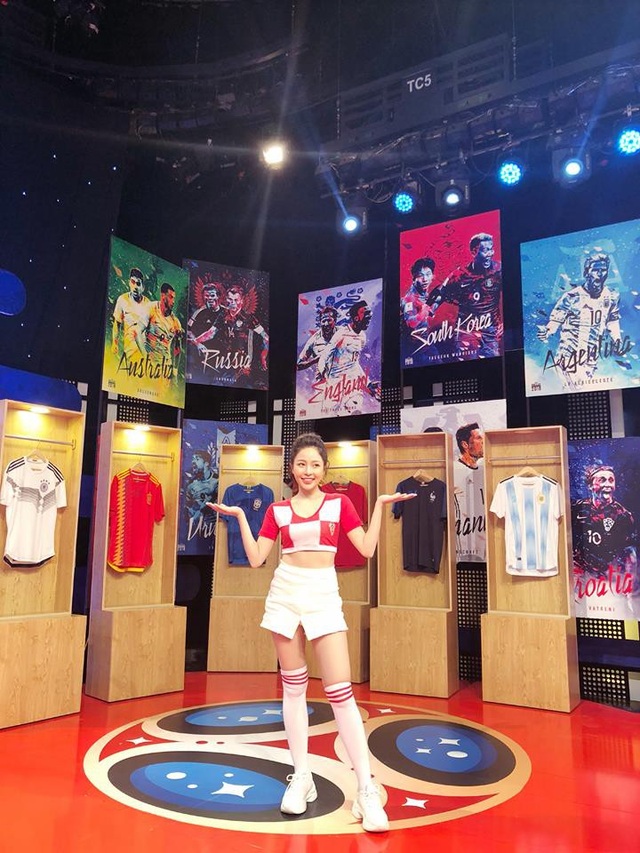 Bị chê nhạt nhẽo khi bình luận World Cup, hot girl "khoe khéo vòng một" nói gì? - 4 Cô nàng cũng thường xuyên đăng tải những hình ảnh tham gia chương trình đồng hành
