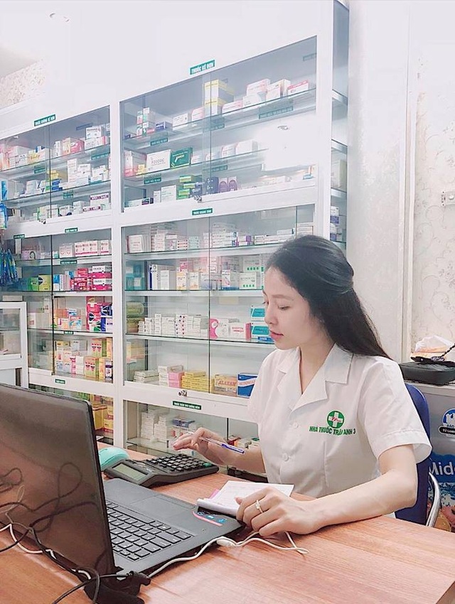 "Hot girl dược sĩ" xác định "một tháng không ngủ đủ giấc" vì World Cup - 7 Hiện tại, ngoài bận ghi hình Trâm Anh còn dành thời gian cho công việc làm mẫu ảnh và chuỗi cửa hàng thuốc mới mở.