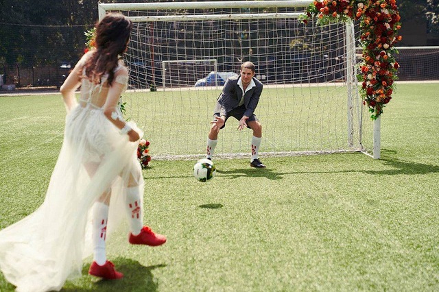 World Cup không chỉ là giải đấu lớn mà còn là nguồn cảm hứng thú vị cho đôi tình nhân Việt này. Họ đã đăng ký kết hôn trên sân vận động với một lễ cưới rực rỡ và đầy màu sắc. Hãy đón xem hình ảnh để cảm nhận được không khí sôi động và đam mê của đôi tình nhân trong ngày cưới đặc biệt này.