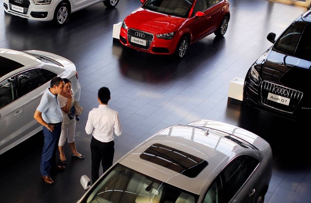 Khách xem xe tại một đại lý Audi ở Thượng Hải. Ảnh: Reuters