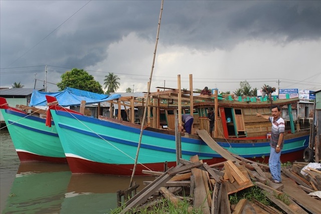 Chật vật giữ làng nghề đóng ghe, xuồng Ngã Bảy - 1
Những chiếc tàu biển sắp hoàn thiện của doanh nghiệp tư nhân chuyên đóng tàu biển do ông Hùng làm chủ. Ảnh: TRẦN TUẤN
