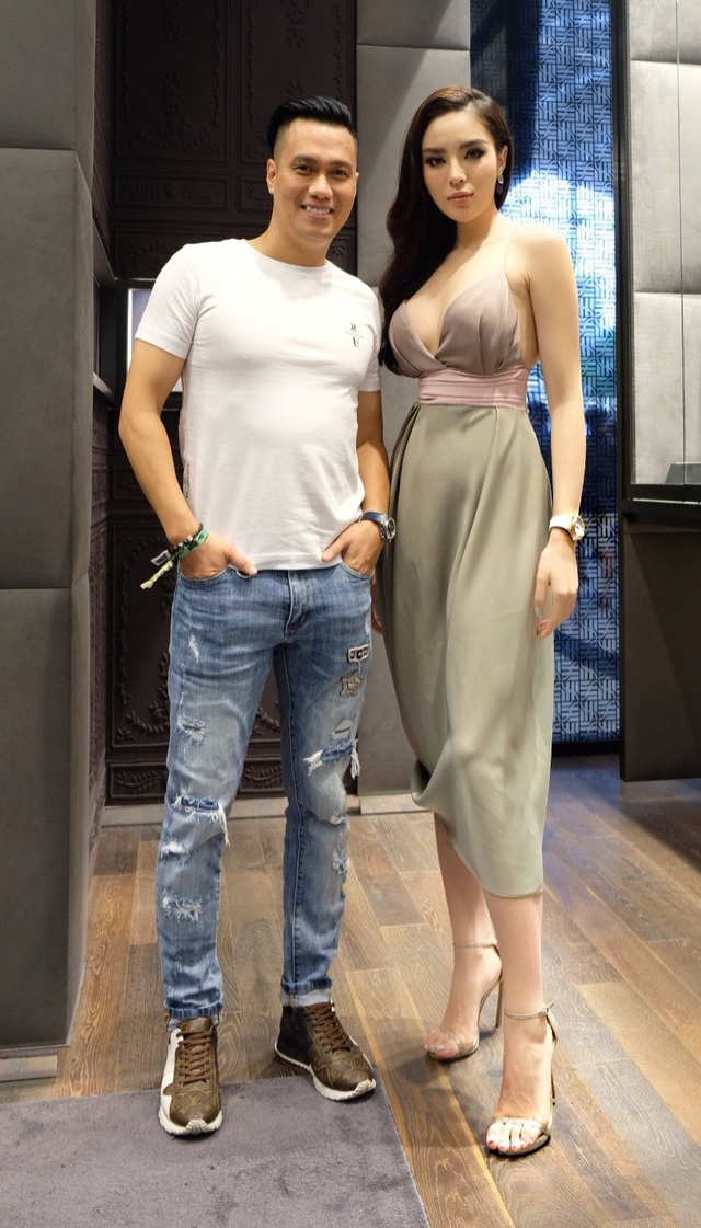 Đứng cạnh Việt Anh, Kỳ Duyên khoe vòng 1 “rực lửa”, gọi nhầm tên đàn anh - 6 Khi giao lưu và trò chuyện với diễn viên Việt Anh, cả hai không ngừng trêu đùa nhau. Tuy nhiên lúc đầu, Hoa hậu Kỳ Duyên không thể nhớ nổi tên nam diễn viên mà liên tục gọi Phan Hải. Mỹ nhân gốc Nam Định cho biết cô quá ấn tượng với vai diễn của anh trong phim “Người phán xử”. Việt Anh cũng gửi lời cám ơn đến Kỳ Duyên và hy vọng những bộ phim tới sẽ được đàn em và mọi khán giả ủng hộ. Cả hai cũng hy vọng sẽ được hợp tác cùng nhau trong một dự án vào thời gian tới.