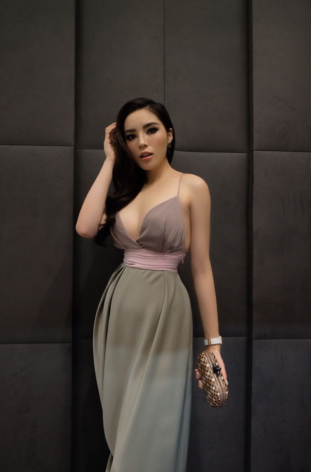 Đứng cạnh Việt Anh, Kỳ Duyên khoe vòng 1 “rực lửa”, gọi nhầm tên đàn anh - 3 Kỳ Duyên gợi cảm khó cưỡng khi diện trang phục thanh lịch nhưng không kém phần sexy. Cô phối đầm cùng clutch, đồng hồ và giầy hàng hiệu đình đám.