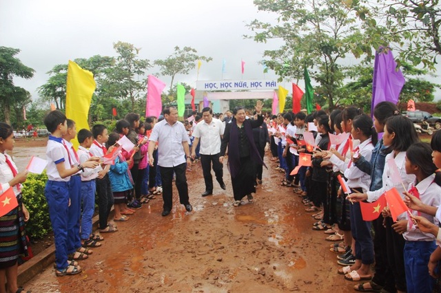 Phó Chủ tịch Quốc hội dự lễ khởi công xây dựng trường học miền núi - 1 Phó Chủ tịch Quốc hội đến thăm trường học tại Hướng Phùng