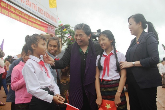 Phó Chủ tịch Quốc hội dự lễ khởi công xây dựng trường học miền núi - 4 Phó Chủ tịch Quốc hội trò chuyện với các học sinh