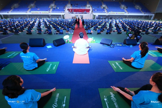 Gần 1500 người tham gia đồng diễn ngày hội quốc tế Yoga tại Việt Nam - 2 Đây là màn đồng diễn của gần 1500 người tham gia tập Yoga