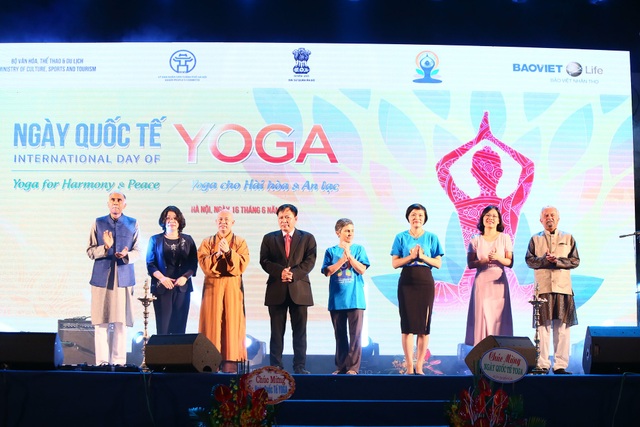 Gần 1500 người tham gia đồng diễn ngày hội quốc tế Yoga tại Việt Nam - 1 Các quan chức Việt Nam và Ấn Độ trong buổi lễ