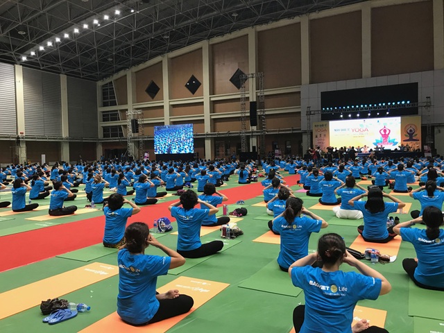 Gần 1500 người tham gia đồng diễn ngày hội quốc tế Yoga tại Việt Nam - 3 Người tham gia đến từ rất nhiều câu lạc bộ Yoga tại Hà Nội cũng như các tỉnh thành lân cận