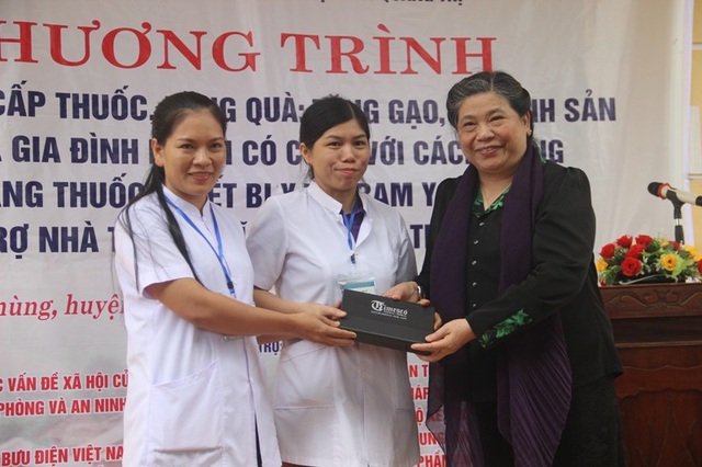 Phó Chủ tịch Quốc hội thăm người dân vùng biên giới Quảng Trị - 4 Tặng thuốc cho Trạm Y tế xã