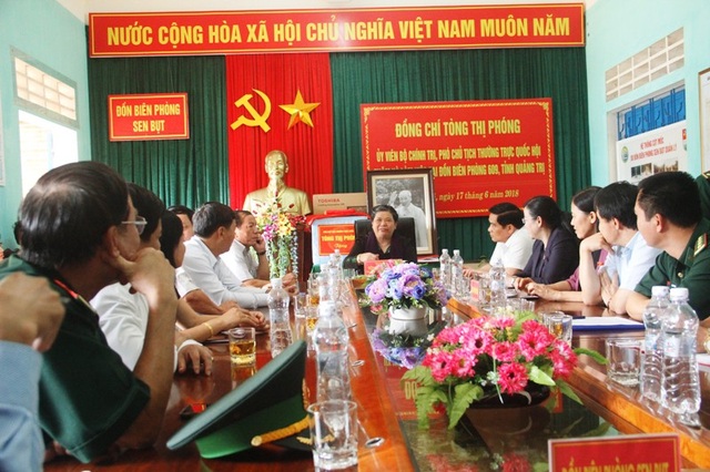 Phó Chủ tịch Quốc hội thăm người dân vùng biên giới Quảng Trị - 7 Phó Chủ tịch Quốc hội đã thăm và động viên cán bộ, chiến sĩ Đồn Biên phòng Sen Bụt