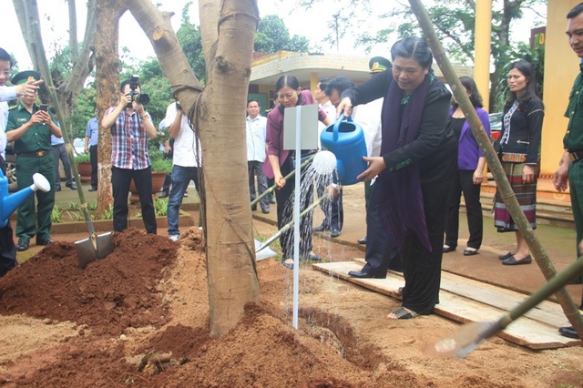 Phó Chủ tịch Quốc hội và đoàn công tác đã trồng cây lưu niệm tại các điểm đến thăm