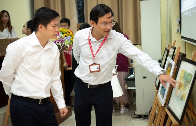 Tiến sĩ nha khoa Nguyễn Phú Hòa: “Tình yêu nghệ thuật giúp bác sĩ dễ cảm thông với người bệnh” - 1 TS.BS nha khoa Nguyễn Phú Hòa (trái) cùng với ông Trần Thanh Tùng - Bộ môn Lý Dược, Trưởng phòng Tài chính (Trường Đại học Y Hà Nội) xem các tác phẩm dự thi.
