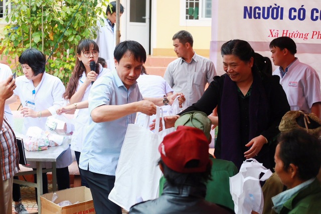 Phó Chủ tịch Quốc hội Tòng Thị Phóng thăm, cấp phát thuốc cho người nghèo - 2 Phó Chủ tịch Quốc Hội Tòng Thị Phóng và GS.TS. Phạm Như Hiệp, Giám đốc Bệnh viện Trung ương Huế tặng các suất quà cho bà con người Lào