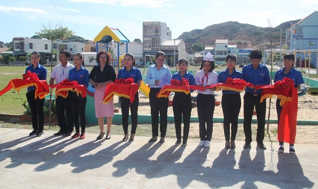 Nhiều trẻ em xã bán đảo phấn khích lần đầu tiên… chơi trò bập bênh, xích đu - 1 Khánh thành khu vui chơi giải trí cho các em thiếu nhi xã bán đảo Nhơn Lý (TP Quy Nhơn, Bình Định).