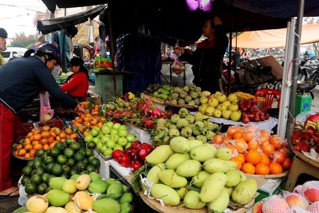 Trái cây, bánh ú, lá mùng 5... hút hàng Tết Đoan Ngọ - 2 Dù Tết Đoan Ngọ nhộn nhịp, đông người mua nhưng giá các mặt hàng khá ổn định, trái cây cũng chỉ tăng nhẹ từ 2.000-4.000 đồng/kg so với ngày thường