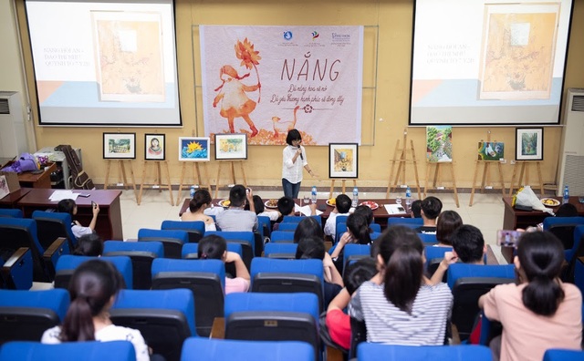 Tiến sĩ nha khoa Nguyễn Phú Hòa: “Tình yêu nghệ thuật giúp bác sĩ dễ cảm thông với người bệnh” - 2 Thí sinh trình bày nội dung tác phẩm dự thi của mình trước Ban Giám khảo.
