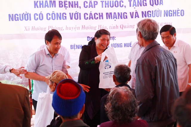 Phó Chủ tịch Quốc hội Tòng Thị Phóng thăm, cấp phát thuốc cho người nghèo - 1 Phó Chủ tịch thường trực Quốc Hội Tòng Thị Phóng tặng quà cho người dân huyện Hướng Hóa, tỉnh Quảng Trị