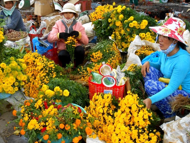 Trái cây, bánh ú, lá mùng 5... hút hàng Tết Đoan Ngọ - 6
Các loại hoa tươi như cúc, vạn thọ… cũng tăng từ 2.000-3.000 đồng/cây…