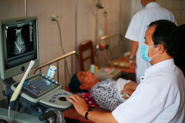Phó Chủ tịch Quốc hội Tòng Thị Phóng thăm, cấp phát thuốc cho người nghèo - 5 Đoàn Bệnh viện Trung ương Huế khám chữa bệnh cho người dân của các cụm xã vùng Lìa phía Nam và cụm xã vùng Bắc Hướng Hóa, tỉnh Quảng Trị, và người dân Lào sống vùng biên giới ven 2 cụm xã