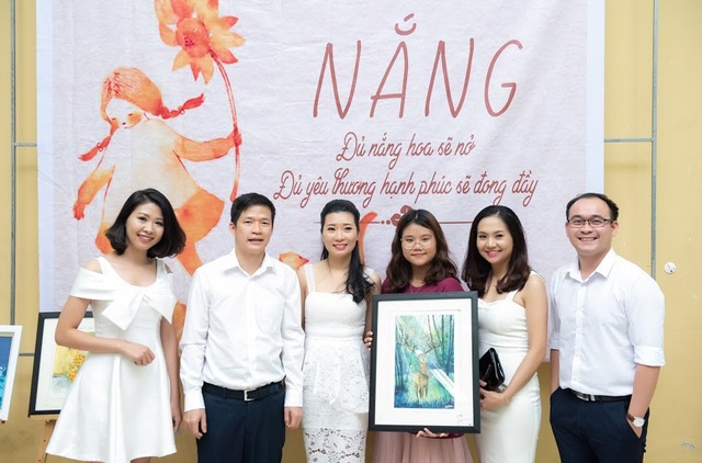 Tiến sĩ nha khoa Nguyễn Phú Hòa: “Tình yêu nghệ thuật giúp bác sĩ dễ cảm thông với người bệnh” - 4 Tác phẩm “Nắng chiều vỗ mông hươu rồi” của tác giả Cao Hải Yến (thứ 3 từ phải qua) đoạt Nhất.