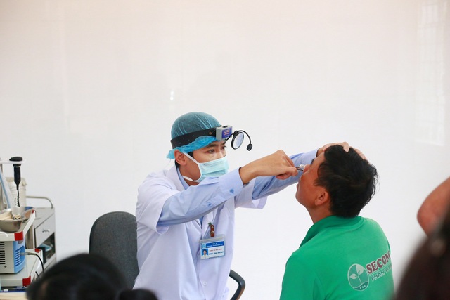 Phó Chủ tịch Quốc hội Tòng Thị Phóng thăm, cấp phát thuốc cho người nghèo - 8 Các hoạt động khám bệnh chuyên sâu và cấp phát thuốc miễn phí gồm khám nội tổng quát, mắt, tai mũi họng, răng hàm mặt, thực hiện siêu âm bụng và điện tim được thực hiện cho 700 người dân tỉnh Quảng Trị và nước bạn Lào