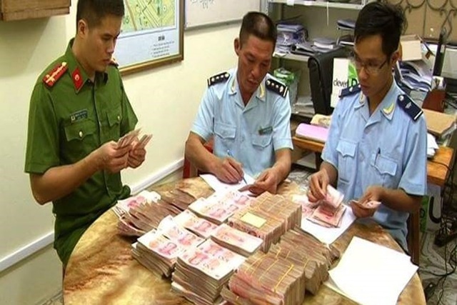 5 cơ quan vào cuộc, siết hoạt động chuyển tiền trái phép - 1
Kiểm tra, bắt giữ một vụ vận chuyển tiền trái phép (Ảnh minh họa/Lao động)