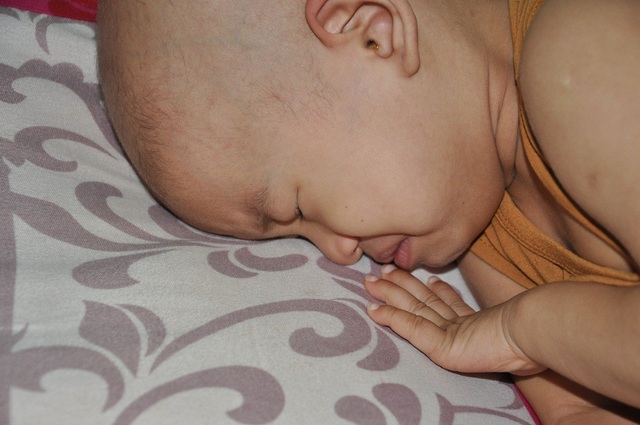 Tiếng khóc xé lòng của bé 3 tuổi bị u não thất - 6 Mỹ Tâm khóc bắt đền mẹ vì em đau.