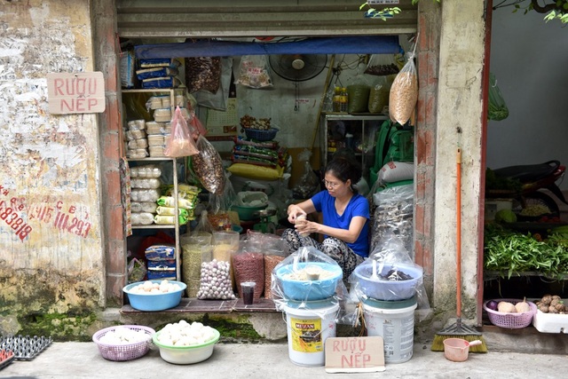 Rượu nếp, hoa quả đắt hàng ngày Tết Đoan Ngọ - 1
Sáng sớm 18/6, nhiều cửa hàng nhỏ ở các khu chợ Hà nội bán thêm mặt hàng đặc biệt: rượu nếp. Đây là món được dùng làm đồ cúng trong ngày Tết Đoan Ngọ, hay còn gọi là ngày Tết giết sau bọ vào ngày 5/5 Âm lịch hàng năm.