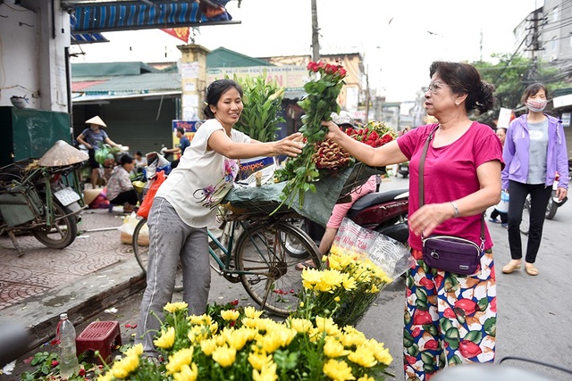 Rượu nếp, hoa quả đắt hàng ngày Tết Đoan Ngọ - 9
Tết Đoan Ngọ vào ngày đi làm nên nhiều người tranh thủ đi chợ từ sớm để sắm đồ cúng lễ. Ngoài rượu nếp, hoa quả, hoa cúng cũng là đồ lễ không thể thiếu trong ngày này.