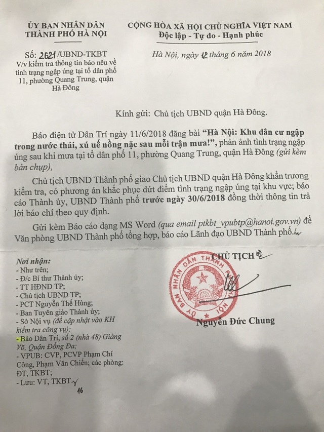 Chủ tịch TP Hà Nội chỉ đạo "giải cứu" khu dân cư cứ mưa là bì bõm ngập lụt! - 1
Chủ tịch UBND thành phố Hà Nội, ông Nguyễn Đức Chung đã chỉ đạo trực tiếp Chủ tịch UBND quận Hà Đông khẩn trương xử lý dứt điểm tình trạng ngập úng tại dãy C1, C2 tổ dân phố 11, phường Quang Trung, quận Hà Đông.