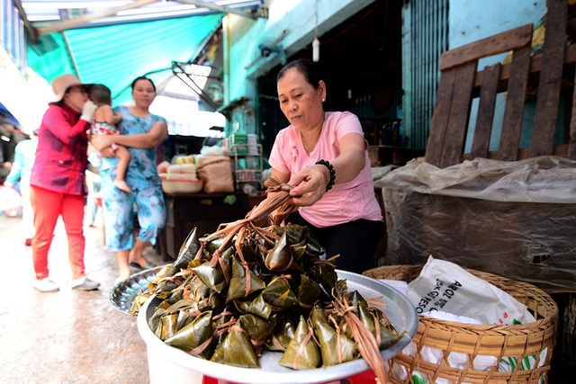 Xóm bánh ú lá tre ở Sài Gòn tất bật dịp Tết Đoan Ngọ - 13
Bánh ú lá tre là món ăn quen thuộc của người dân Sài Gòn trong ngày Tết diệt sâu bọ.