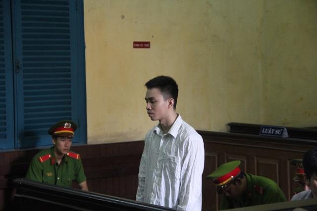 Tử tù giết bạn đồng tính xin được ôm người thân lần cuối - 1 Bị cáo Phong lãnh án tử hình.