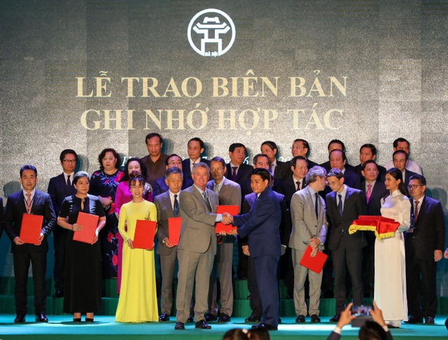Đại học Anh Quốc Việt Nam nhận cờ thi đua của UBND thành phố Hà Nội - 1
BUV cam kết tiếp tục đóng góp vào sự phát triển ngành giáo dục của Hà Nội nói riêng và Việt Nam nói chung.