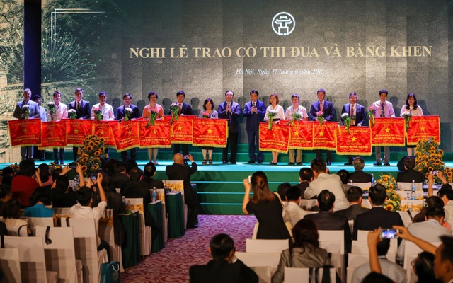 Đại học Anh Quốc Việt Nam nhận cờ thi đua của UBND thành phố Hà Nội - 2
BUV nhận Cờ Thi đua và bằng khen do Ủy ban Nhân dân thành phố Hà Nội trao tặng (Giáo sư Tiến sĩ, Hiệu trưởng BUV, ngài Ray Gordon - ngoài cùng bên trái vinh dự lên nhận giải).