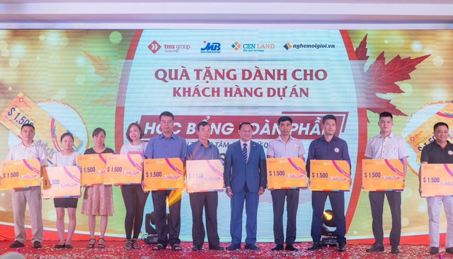 TMS Group "bắt tay" MB Bank đón sóng thị trường Vĩnh Phúc - 3 Ông Nguyễn Việt Thung - Tổng Giám đốc Tập đoàn TMS trao quà cho các khách hàng tại sự kiện.