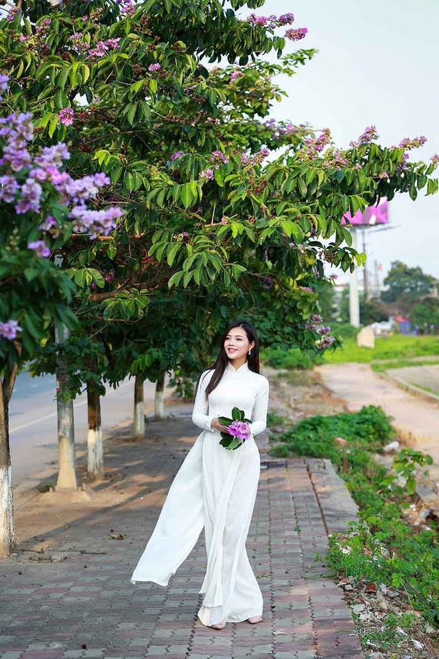 Thiếu nữ Hà thành đẹp dịu dàng bên hoa bằng lăng | Báo Dân trí