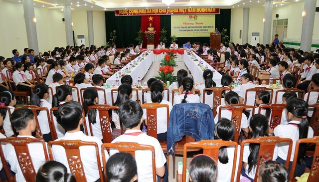 Bình Định: Gặp mặt, tuyên dương 182 đại biểu Cháu ngoan Bác Hồ - 1 Lãnh đạo tỉnh Bình Định tổ chức gặp mặt 182 đại biểu Cháu ngoan Bác Hồ đại diện cho hơn 210 nghìn thiếu nhi trên toàn tỉnh.