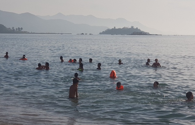 Bãi biển Nha Trang đông nghịt người trong ngày Tết Đoan Ngọ - 3 Bãi biển Nha Trang đông nghịt người trong ngày Tết Đoan Ngọ - 3