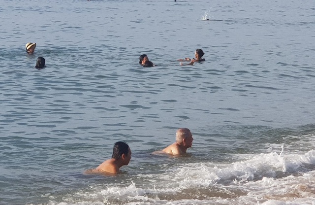 Bãi biển Nha Trang đông nghịt người trong ngày Tết Đoan Ngọ - 4