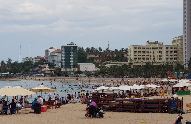 Bãi biển Nha Trang đông nghịt người trong ngày Tết Đoan Ngọ - 7 Bãi biển Nha Trang đông nghịt người trong ngày Tết Đoan Ngọ - 7