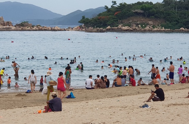 Bãi biển Nha Trang đông nghịt người trong ngày Tết Đoan Ngọ - 8 Bãi biển Nha Trang đông nghịt người trong ngày Tết Đoan Ngọ - 8