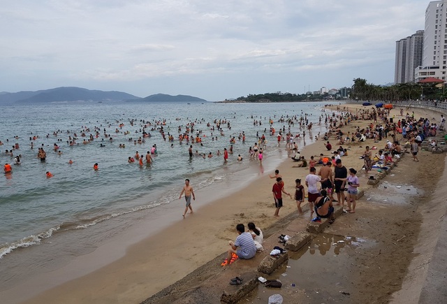 Bãi biển Nha Trang đông nghịt người trong ngày Tết Đoan Ngọ - 9
