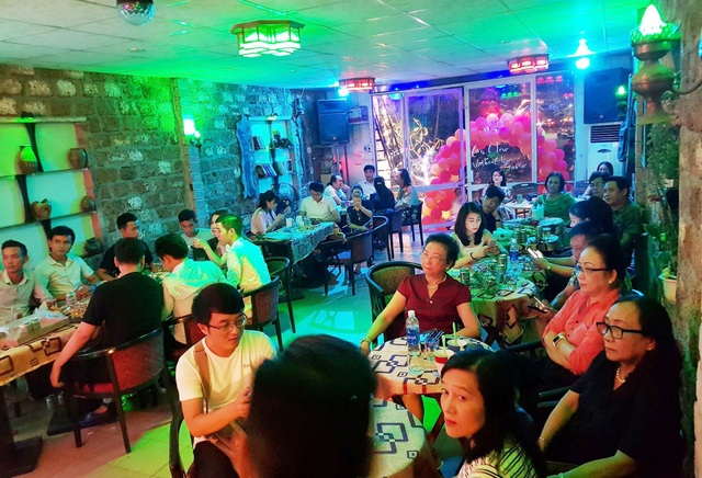 Doanh nhân 9X "lãng tử" khởi nghiệp từ những thương đau - 14 Ngoài ra, phòng trà Đừng Về về đêm của doanh nhân 9X Nguyễn Thiện Thông luôn kín khách đến thưởng thức âm nhạc