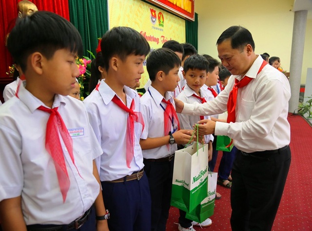 Bình Định: Gặp mặt, tuyên dương 182 đại biểu Cháu ngoan Bác Hồ - 2 Phó Chủ tịch UBND tỉnh Bình Định Nguyễn Phi Long tặng quà cho các em thiếu nhi.